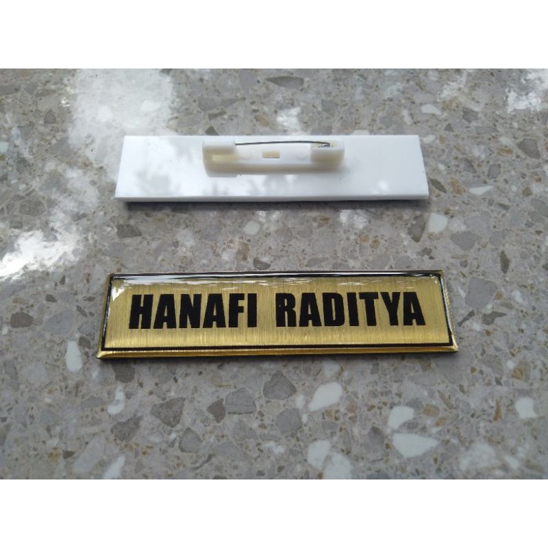 Name Tag Warna Emas Garis garis