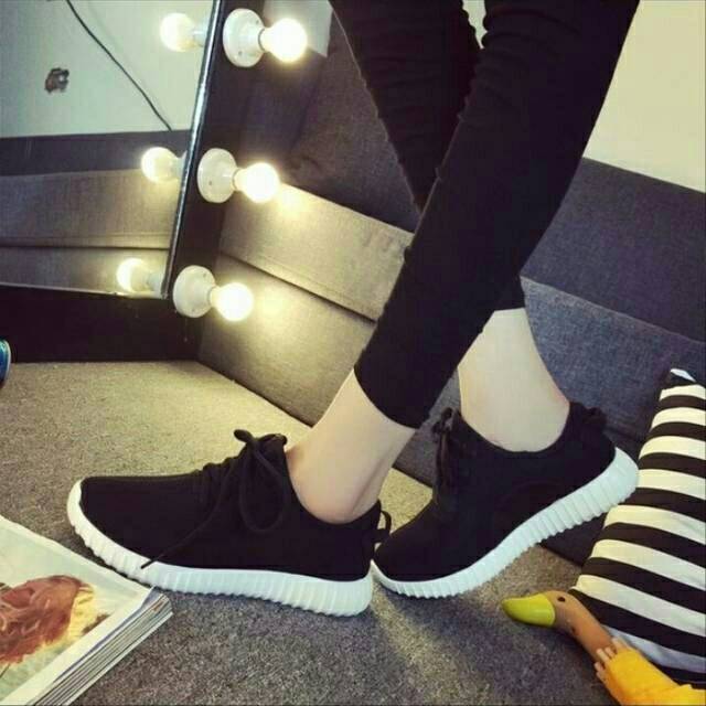 PROMO  Sepatu Kets Wanita Yezzy Hitam Polos