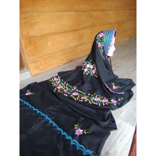 Mukena Terusan DewasaBordir Kudusan Motif BungaWarna Kain Hitam
Bahan polino silk super grade AAA