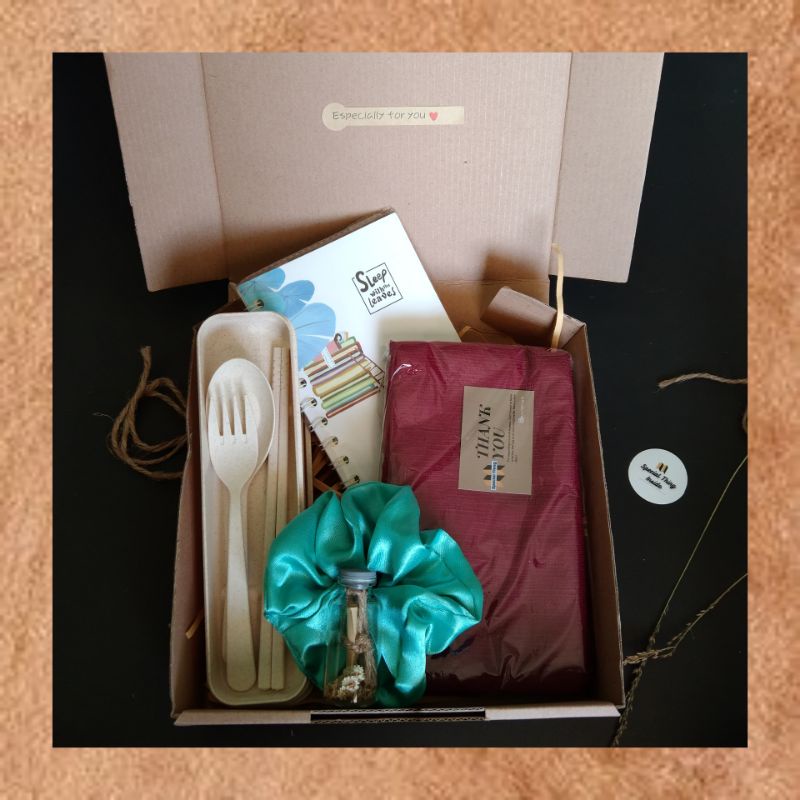 

Giftbox Alat makan + kerudung + scrunchie + notebook mini + botol surat mini