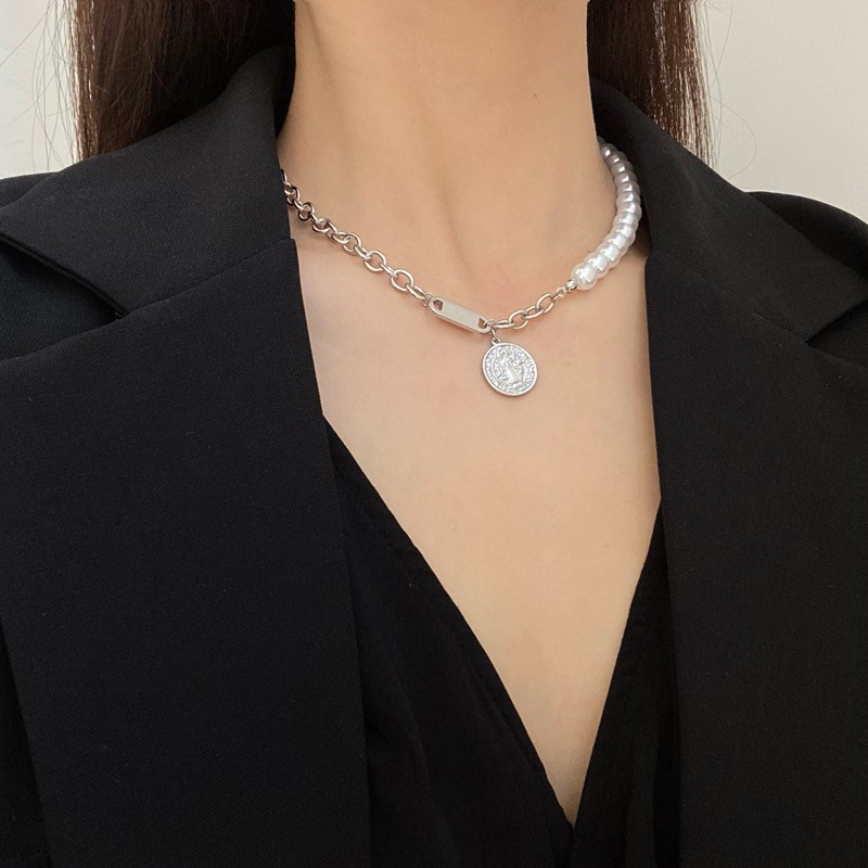 Kalung Rantai Klavikula Bahan Titanium Steel Aksen Mutiara Gaya Hip Hop Untuk Wanita