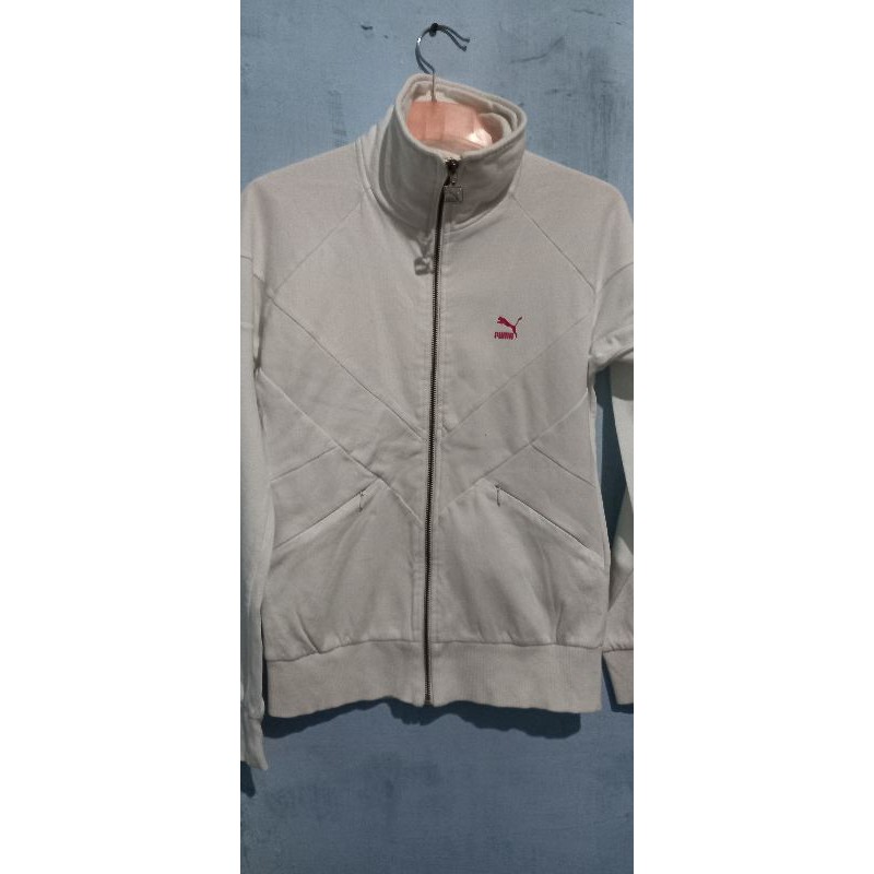 preloved jaket puma original.putih bersih,lingkar dada  100 pnjang baju 60 cm.no minus bagus warna .