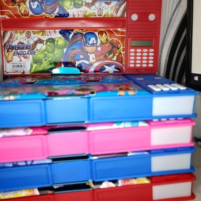 

KOTAK PENSIL/TEMPAT PENSIL/BOX PENSIL ANAK SEKOLAH VARIAN COWOK DAN CEWEK KALKULATOR TOMBOL BESAR ..