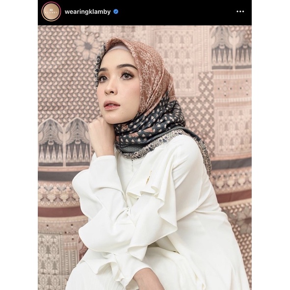 Julang Scarf wearing klamby