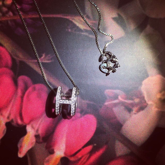 Kalung Klavikula Hias Liontin H Bahan Zirkon Untuk Wanita