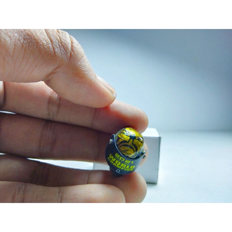 miniatur helm Fabio Quartararo world champion 2021 skala 1:18
