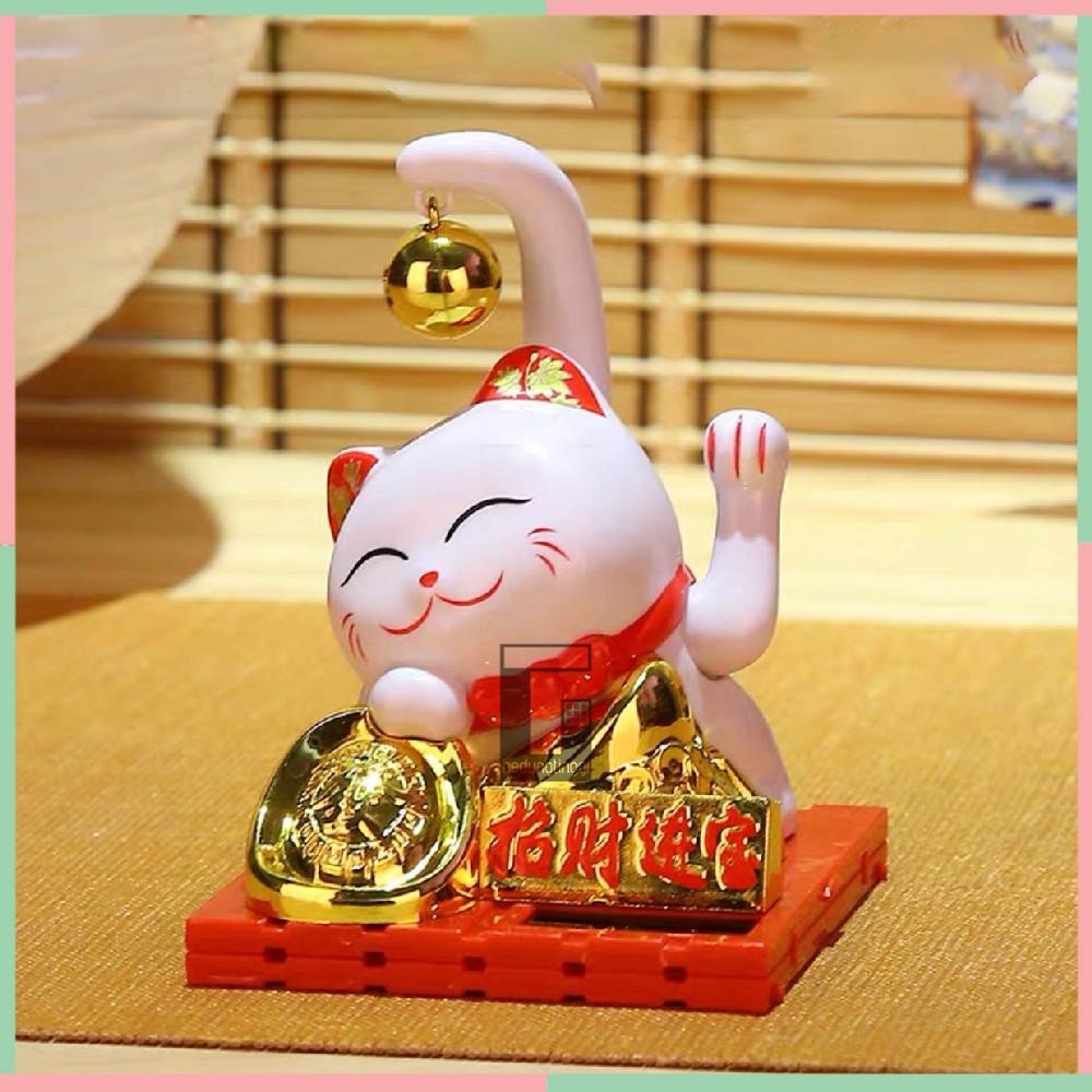 Pajangan Patung Hiasan Kucing Hoki Maneki Neko Maneko Neki Keberuntungan Rejeki Rezeki Lucky Cat Tangan Goyang Gerak China Cina Jepang Solar Non Baterai Batre Batrai Listrik Meja Toko Kasir Dashboard Mobil Ukuran Size Besar Kecil Small Sedang Medium Murah