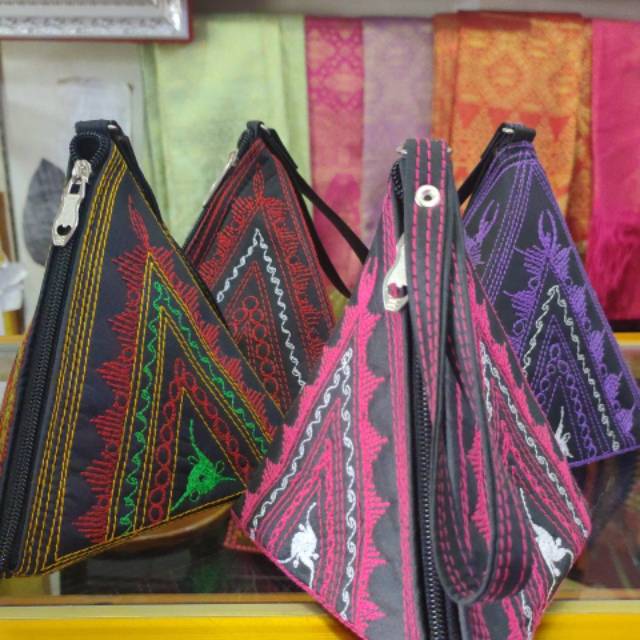 Tas kerucut bordiran Aceh