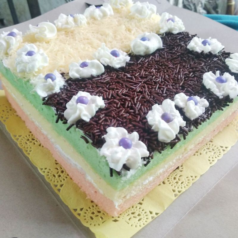 

rainbow cake / bolu pelangi 3 warna topping keju meises ukuran 18x18 cm