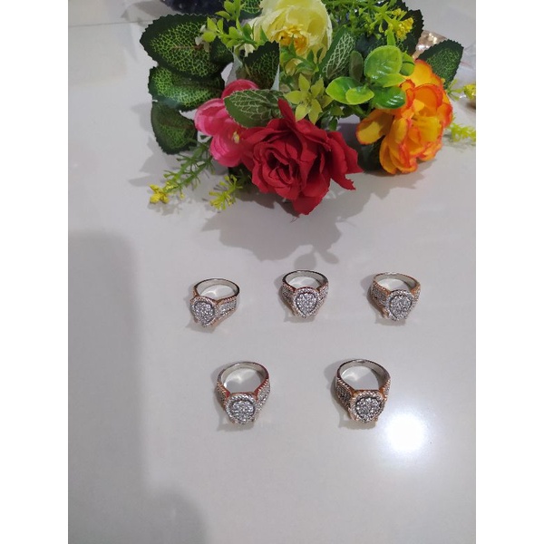 Cincin replika berlian