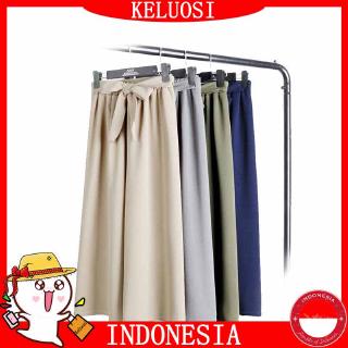 Celana Panjang Casual Wanita dengan Model Crop Top dan Celana Panjang Casual Wanita dengan Model Crop Top dan