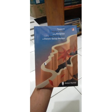 

BUKU SEPERTI SEMUT HITAM BERJALAN DI ATAS BATU HITAM DALAM GELAP MALAM