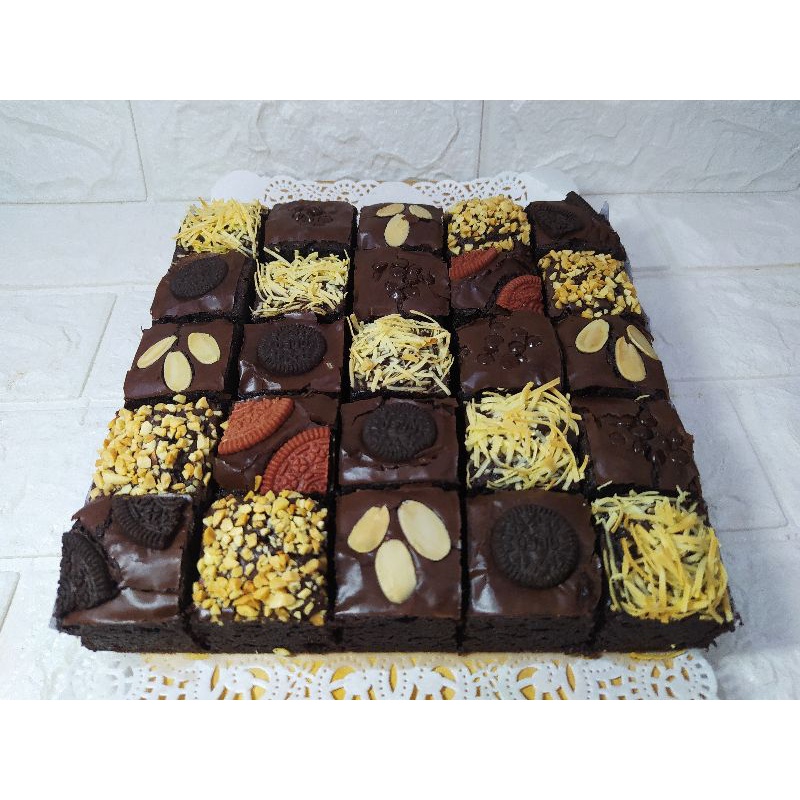 

Kue Bronis shinny Brownies Fudgy Andun Topping bisa request Keju Kacang Almond Oreo