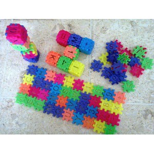 Lego jadul klasik bentuk kubus dengan huruf, angka, dan simbol