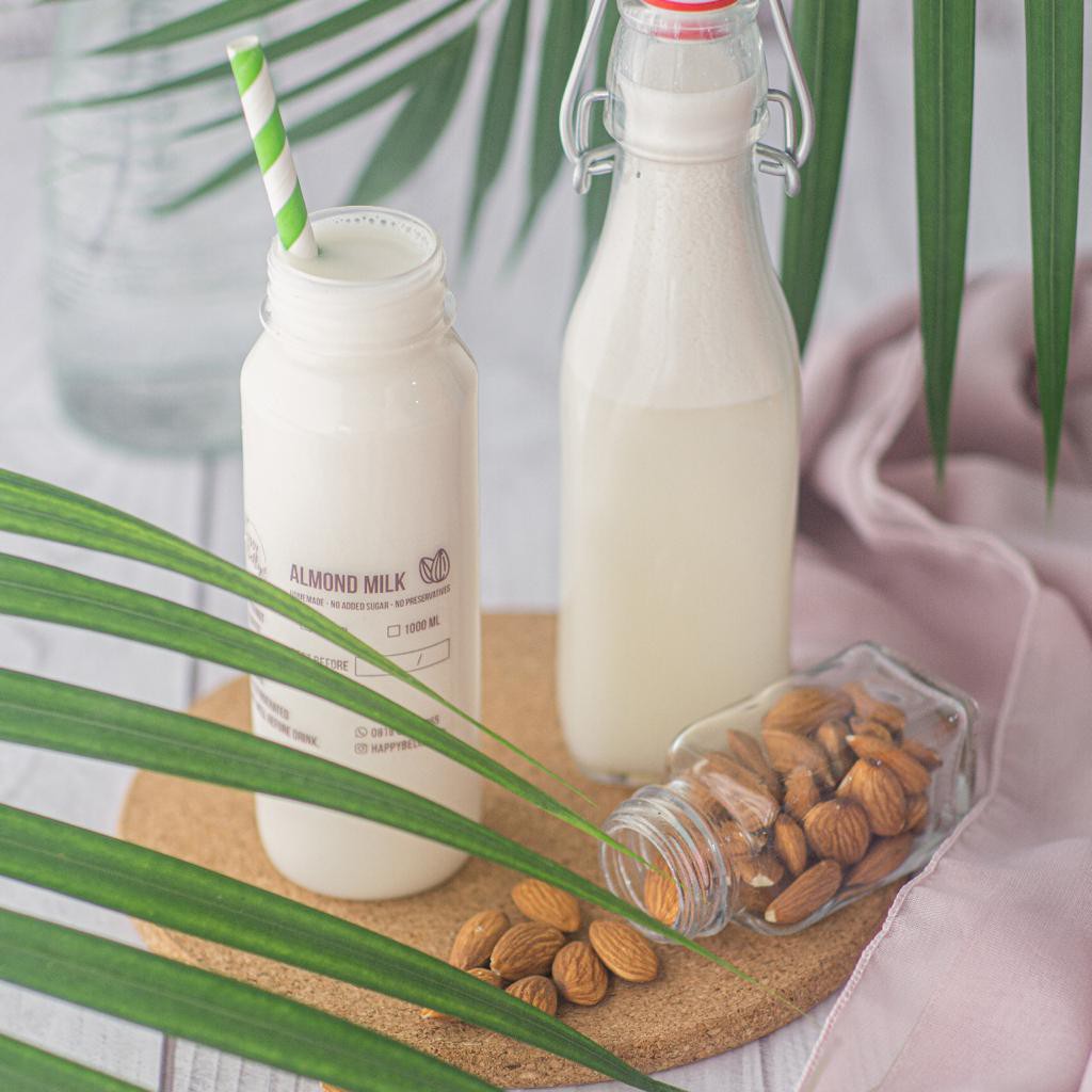 

SUSU ALMOND /ALMOND MILK DENGAN CAMPURAN AIR KELAPA ASLI - UK 250ML