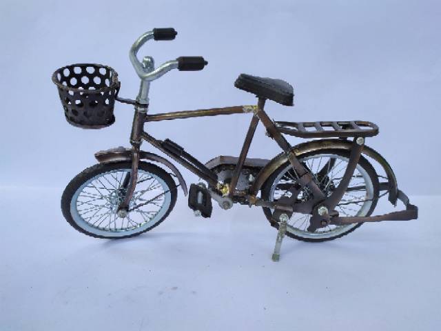 (BISA COD) MINIATUR SEPEDA COWOK KERANJANG DEPAN BAHAN LOGAM UKURAN 27x10x18 cm - PAJANGAN DEKORASI