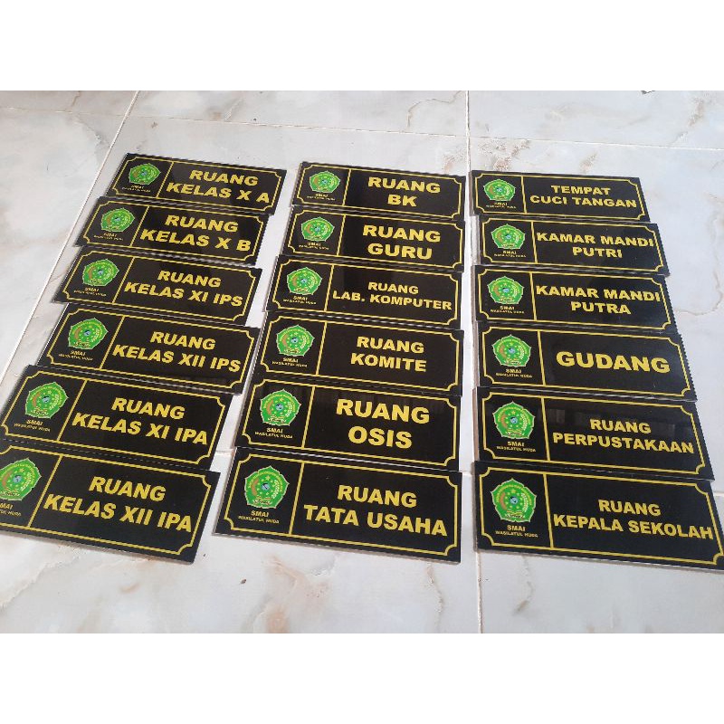 

Papan Nama Sekolah Bahan Akrilik Custom Full Colour