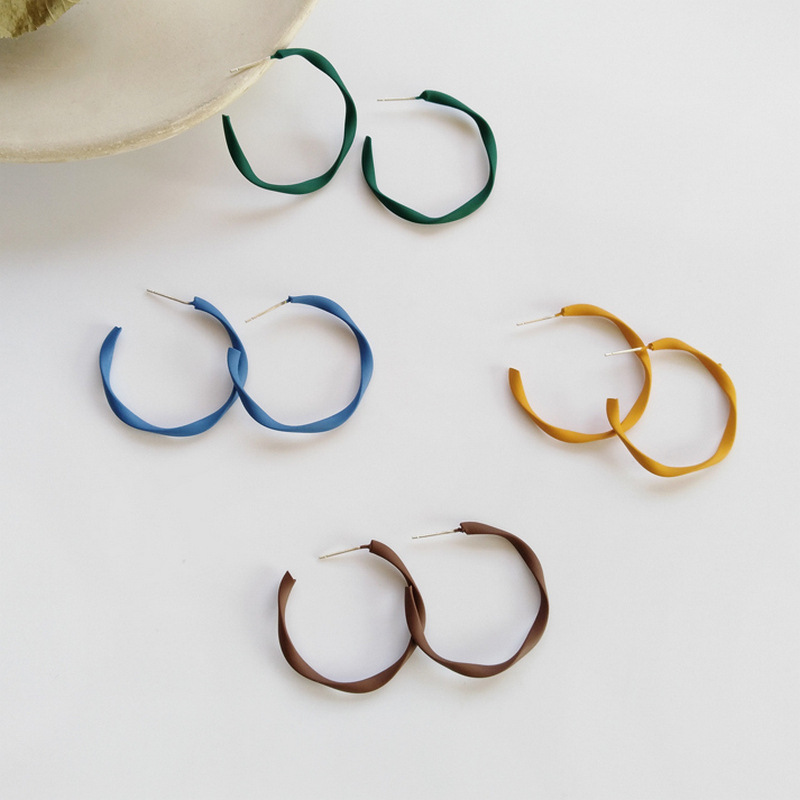 Anting Bentuk C Geometris Warna Permen matte Bahan Logam Gaya Korea