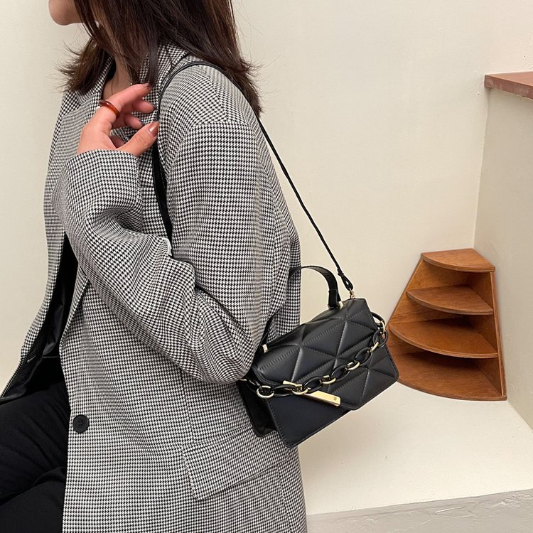 Tas Selempang Wanita Slingbag Fashion Tas Genggam Kotak Kecil Rantai Fashion Warna Solid Tas Messenger Bahu Tunggal
