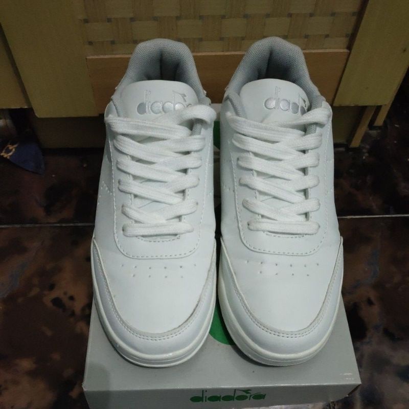 Preloved sepatu kets / sneakers Diadora Givano  women putih + box (fullwhite)