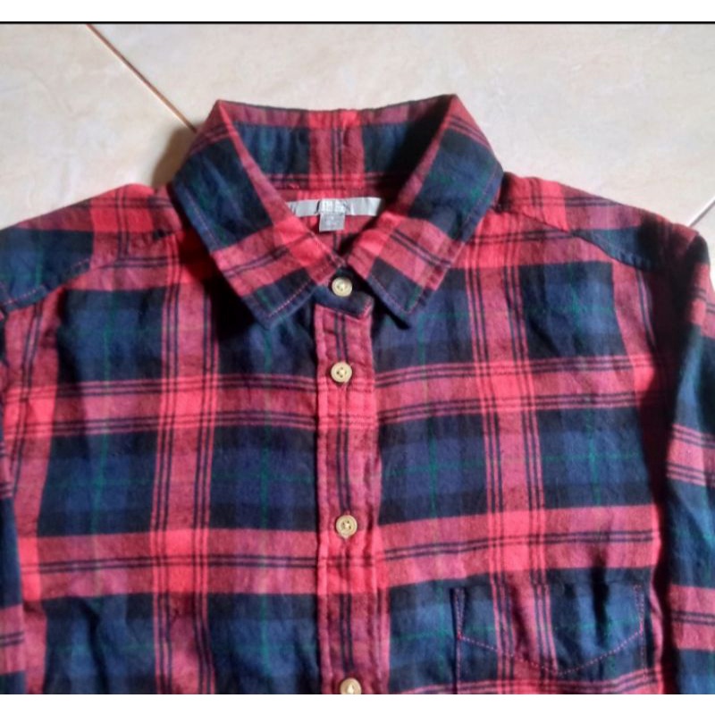 flanel uniqlo merah