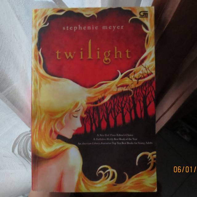 Buku TWILIGHT BY STEPHENIE MEYER PRELOVED