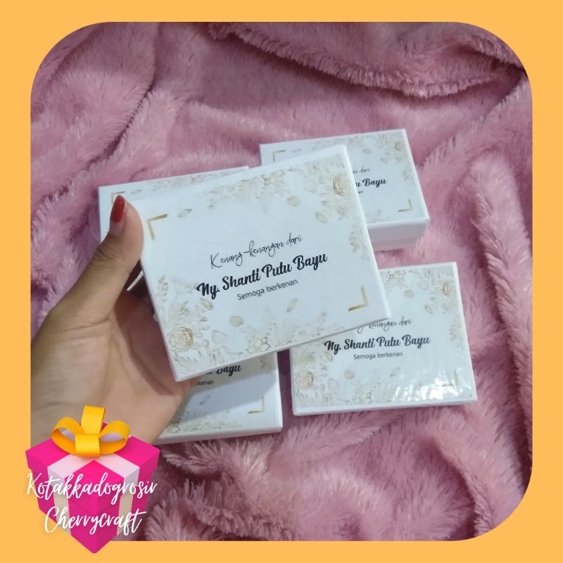 

Gift Box size 9x6x3 cocok untuk antam emas mini minigold