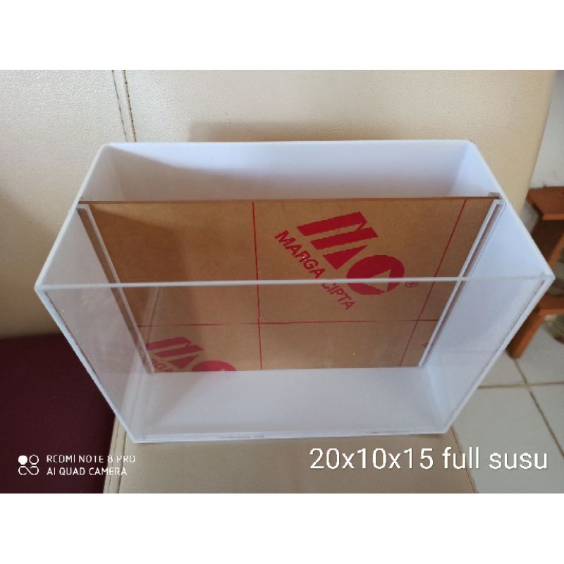 Soliter Akrilik Selfie Ikan Cupang 20x10x15cm Full putih Susu sekat Copot
