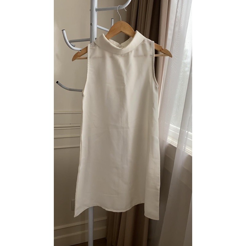 Gaun / Rok Putih Tanpa Lengan - White Turtle Neck Midi Sleeveless Dress