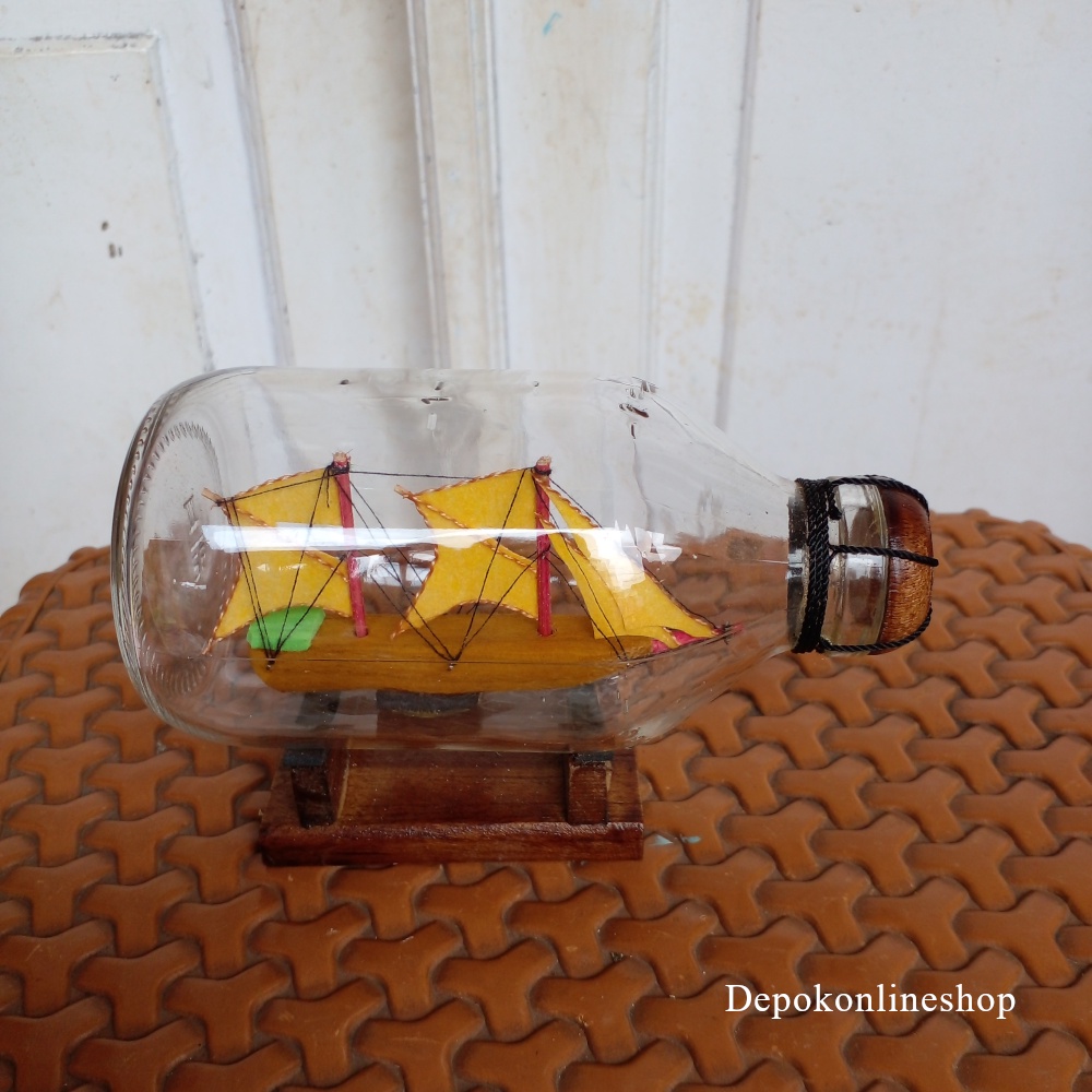Botol Pajangan Ruangan Rumah Hiasan Meja Kerja Kantor Miniatur Perahu Layar Hiasan Lemari Pajangan Rak Dinding Unik Dekorasi Kamar Tidur Anak Laki Perempuan Kapal Laut Pinisi Dalam Botol Murah-Sedang(Warna random)