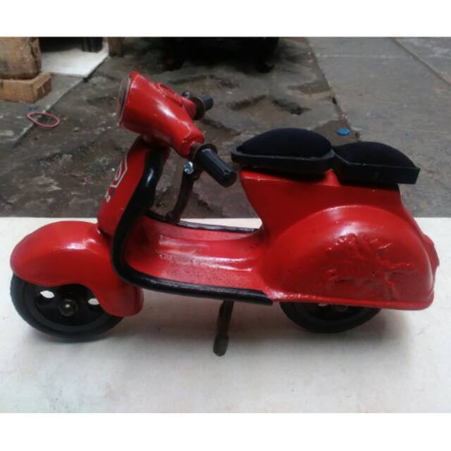 TERMURAH! TERLARIS! Miniatur Motor Vespa Warna Merah Bahan Besi - Souvenir Jogja Candi Prambanan