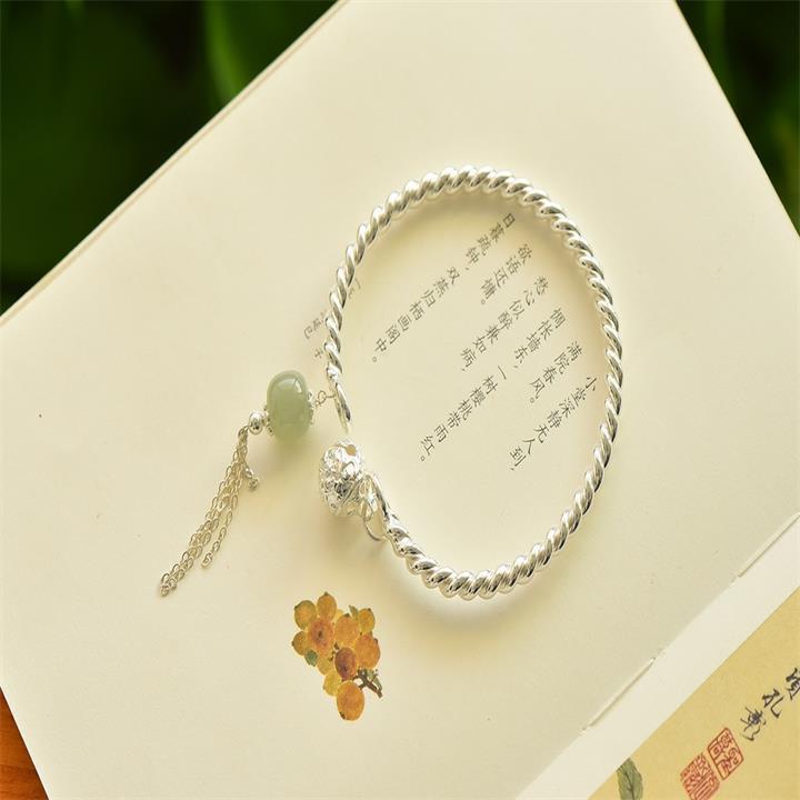 Gelang Bangle Open Vintage Desain Ukir Dengan Rumbai Lonceng Warna Silver Untuk Wanita