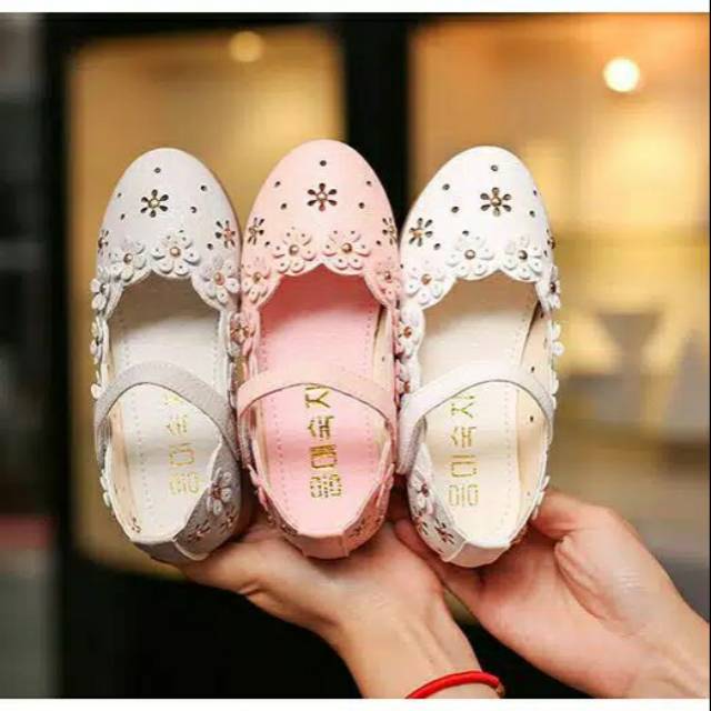 Sepatu anak import bunga