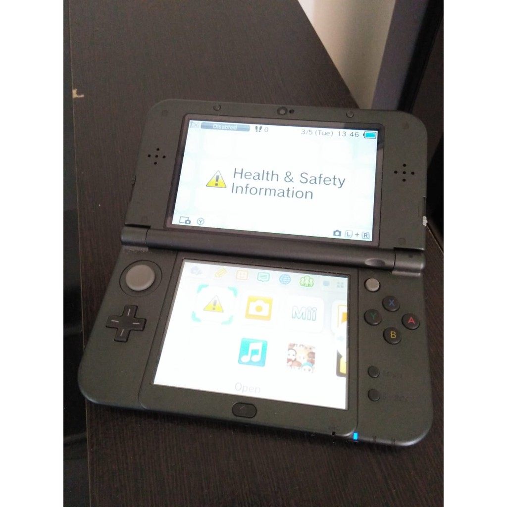 New Nintendo 3ds XL (C Stick) dengan kaset pokemon ultrasun, pokemon x, dan pokemon moon