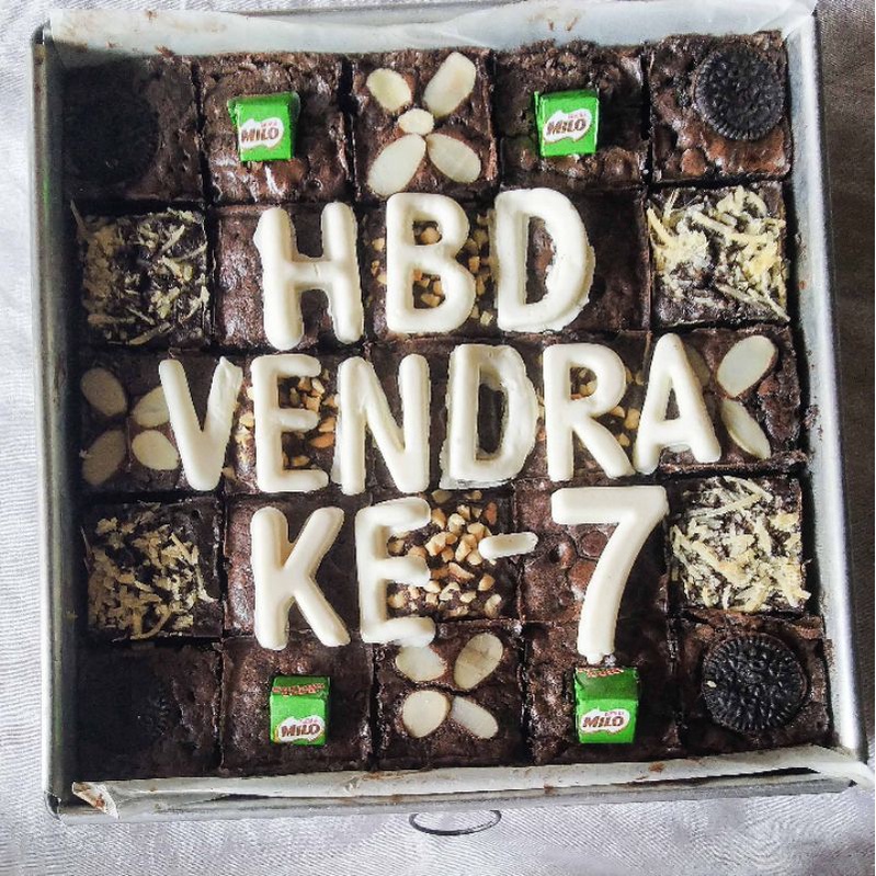 

Fudgy Brownies Panggang sekat custom letter ukuran 20x20 cm