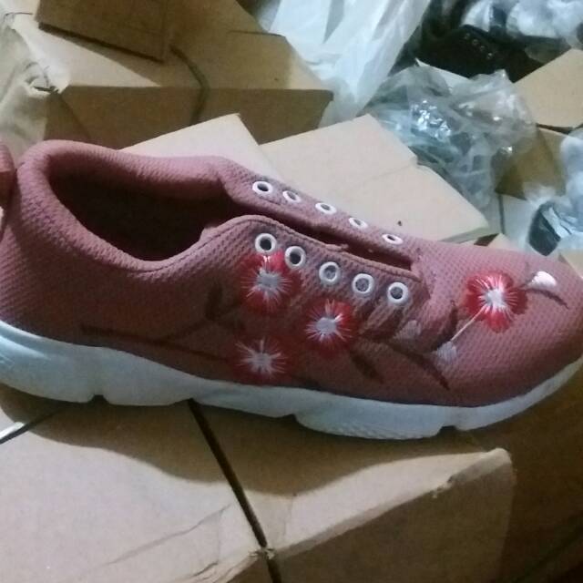 SEPATU MOTIF BUNGA GRITER