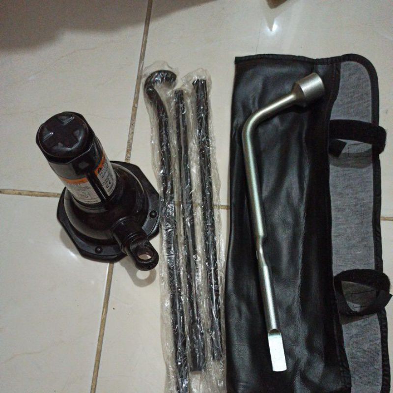 dongkrak mobil hidrolik toyota kijang innova venturer reborn