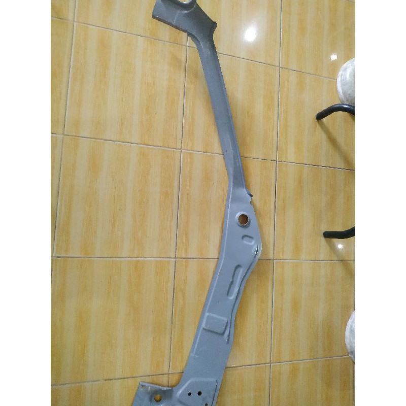 Lapisan pilar depan bagian dalam Mitsubishi L300 sebelah kiri