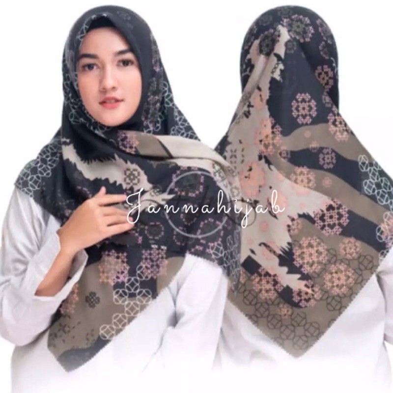 Hijab Segi Empat Aura Hitam Buttonscarves KW Premium Wearing Klamby