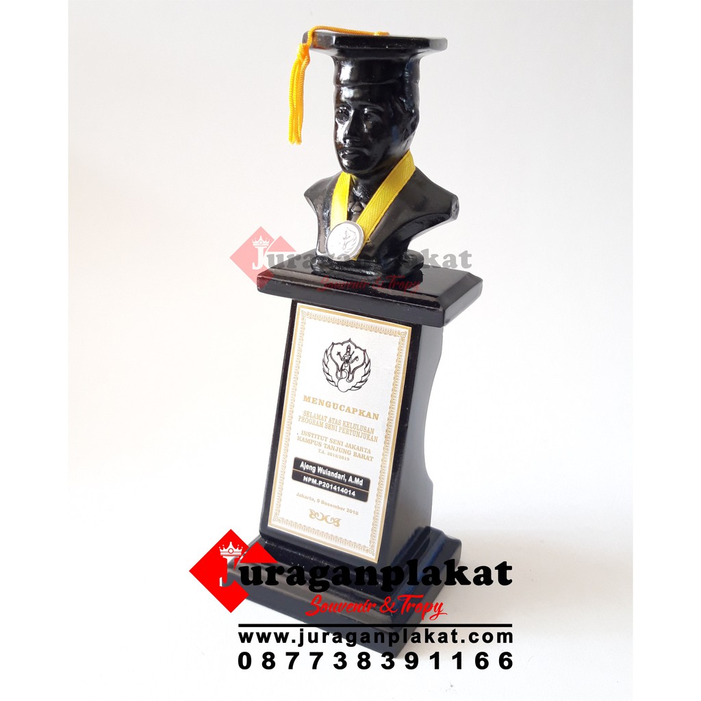 PLAKAT PATUNG WISUDA BAHAN KAYU DAN RESIN 4