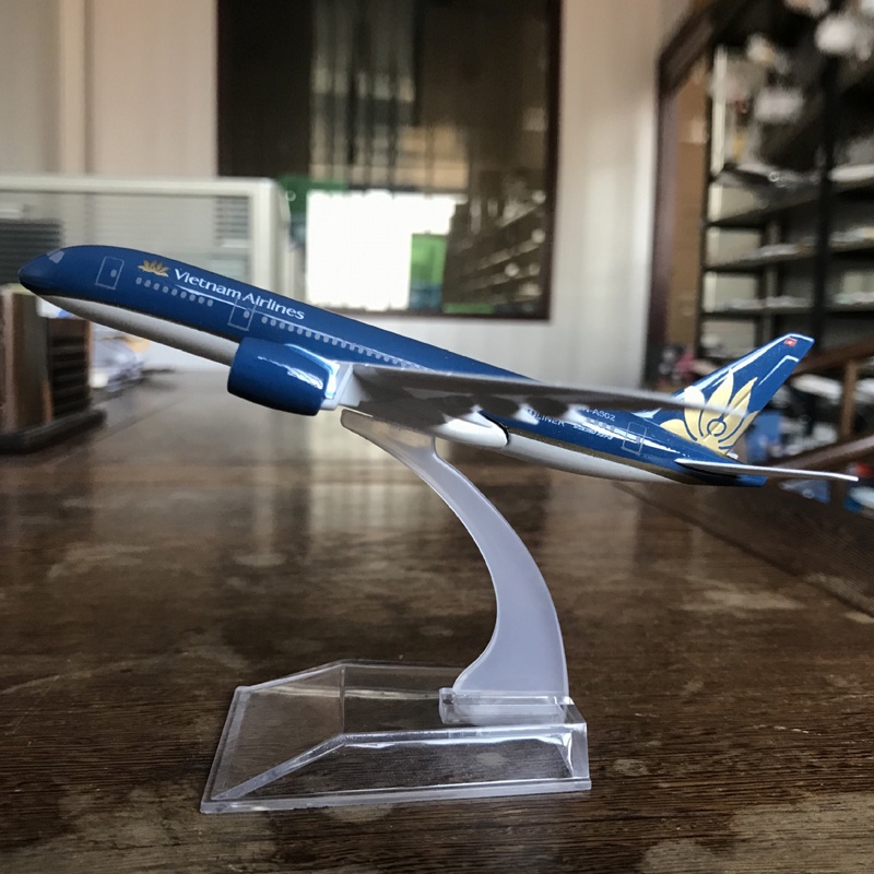 Model Pesawat Terbang Vietnam Airlines Boeing 777 787 A350 Airbus 320 Bahan Alloy Ukuran 16CM