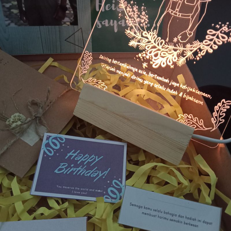 

Hampers Giftbox Custom Lampu Akrilik Kado Ultah Pacar
