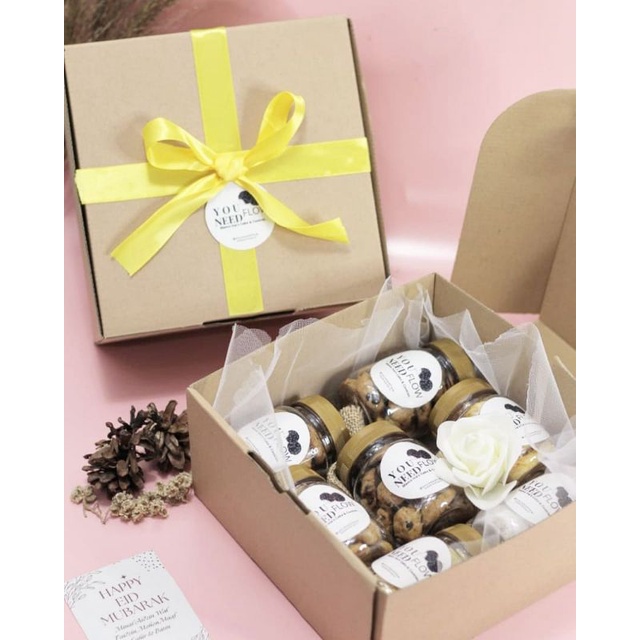 

Hampers / Kue kering / kue lebaran / parcel / cookies / cake / cookies in jar
