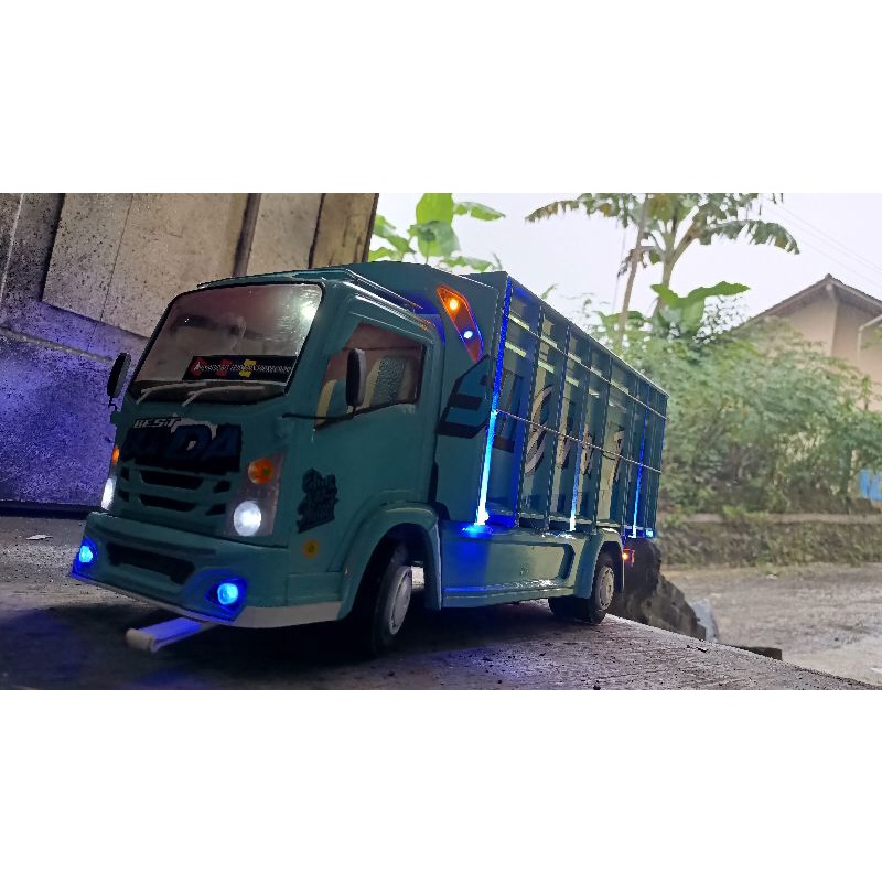 Miniatur Truk Giga NMR 71 pvc triplek detail 48cm