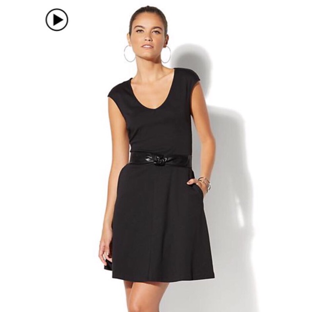 D346 NY Company glare Black Vneck