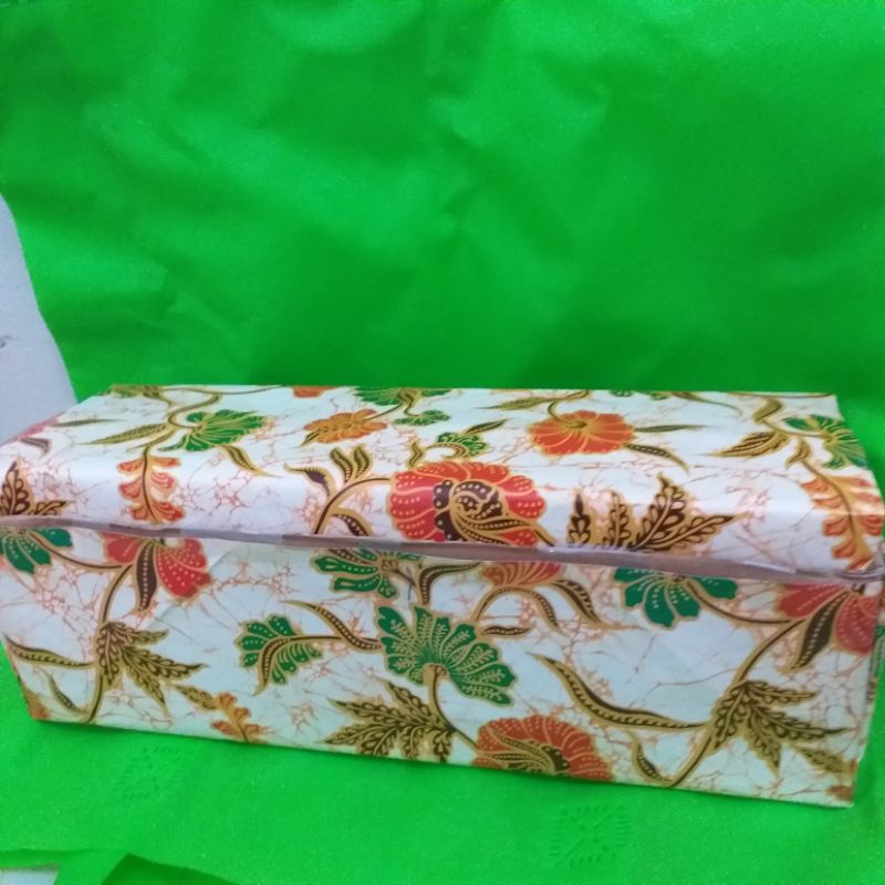 

Kotak Pensil Motif batik