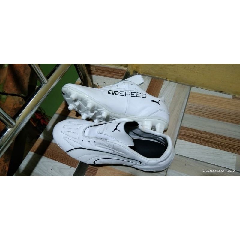 sepatu bola kulit asli