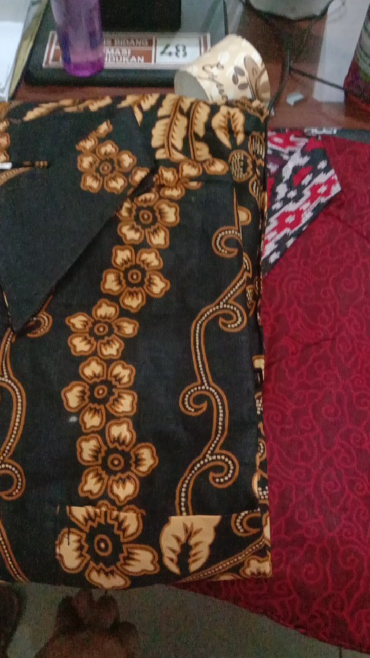 Credomenstore Kemeja Batik Pria Lengan Panjang Hitam Full Motif Floral Maron / Baju Cowok