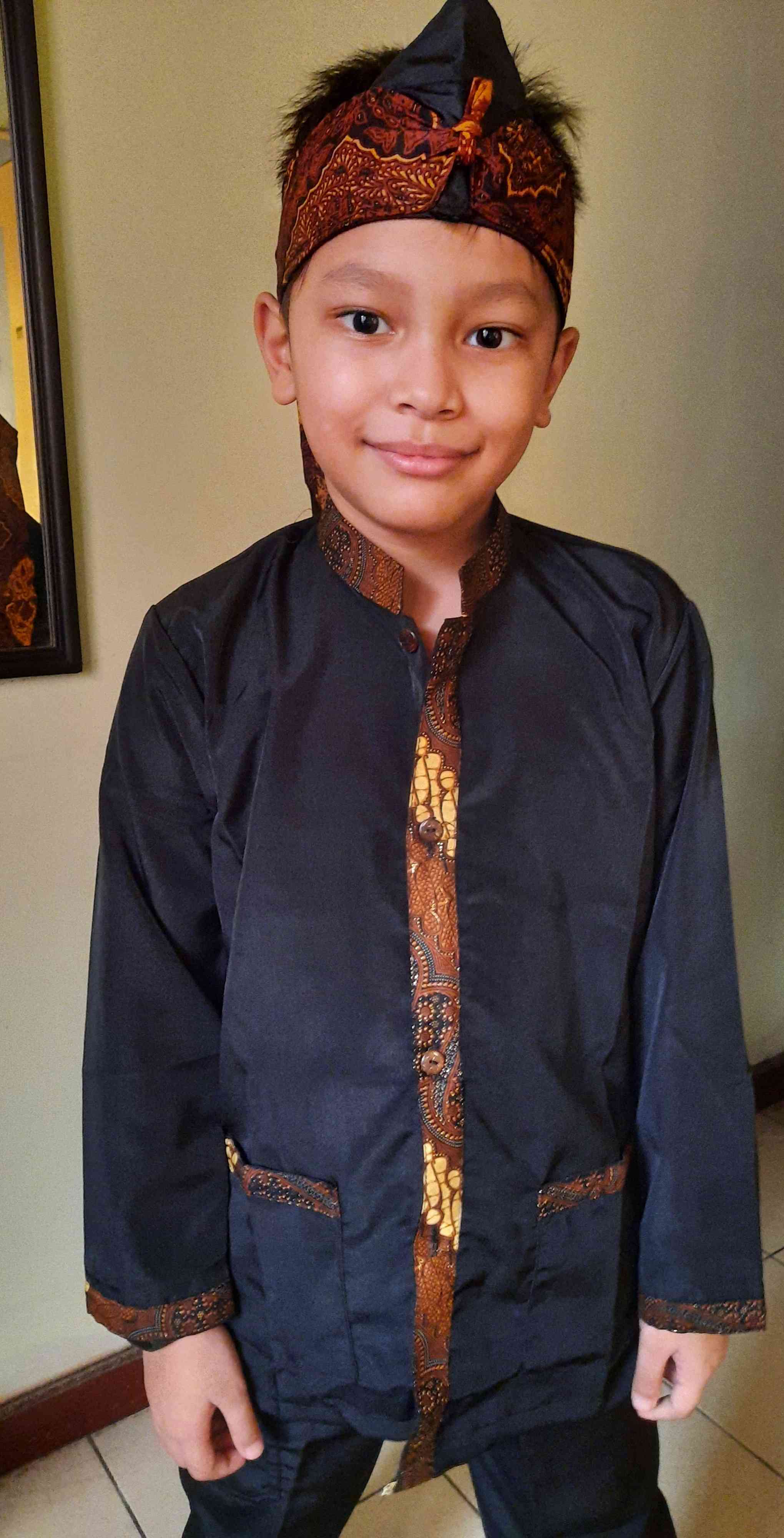 Harga Glosir Setelan Pangsi Anak Motif Polos Dan Batik Plus Iket Kepala Untuk Tk Dan Sd Terlaris