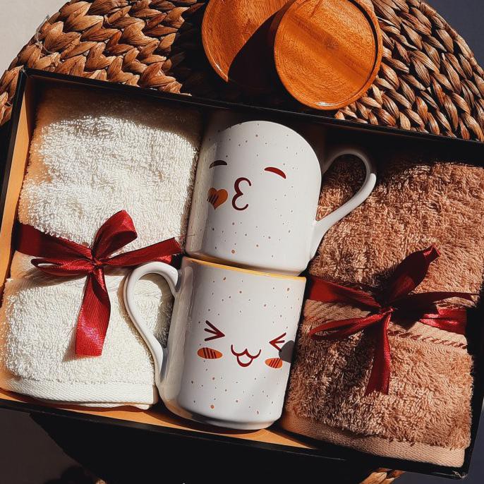 HAMPERS PERNIKAHAN / KADO MUG COUPLE /KADO PERNIKAHAN/ HAMPERS WEDDING - 2 SAJADAH 2 MUG